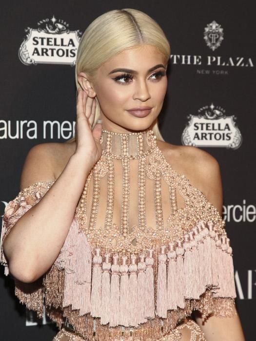 Kylie Jenner rubia platino