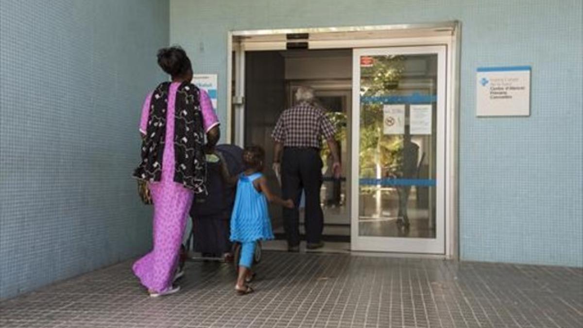 Una inmigrante y sus hijos acceden a un CAP de Canovelles (Vallès Oriental).