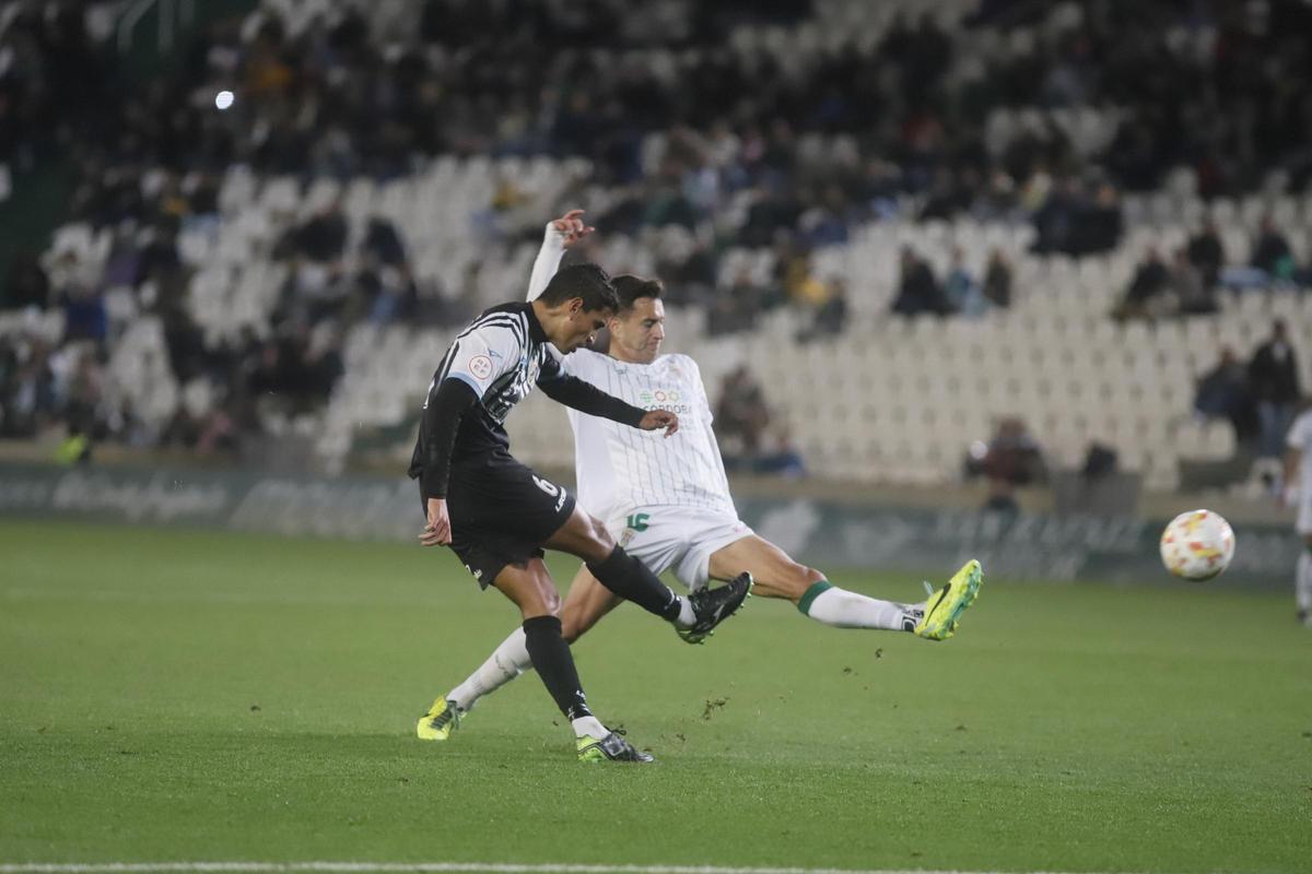 Antonio Caballero, en el encuentro de su debut con el Córdoba CF en El Arcángel, ante la Balona.