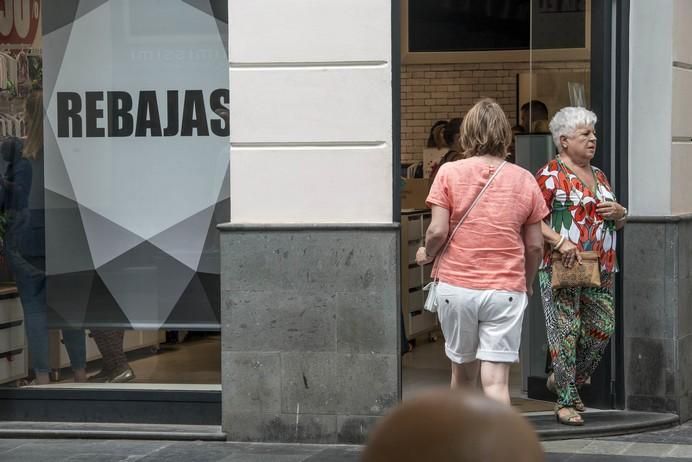 LAS PALMAS DE GRAN CANARIA A 30/06/2017. Rebajas de verano en las tiendas de la zona comercial de Triana. FOTO: J.PÉREZ CURBELO