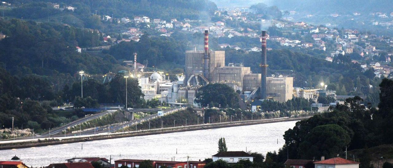 Fábrica de Ence en la ría.