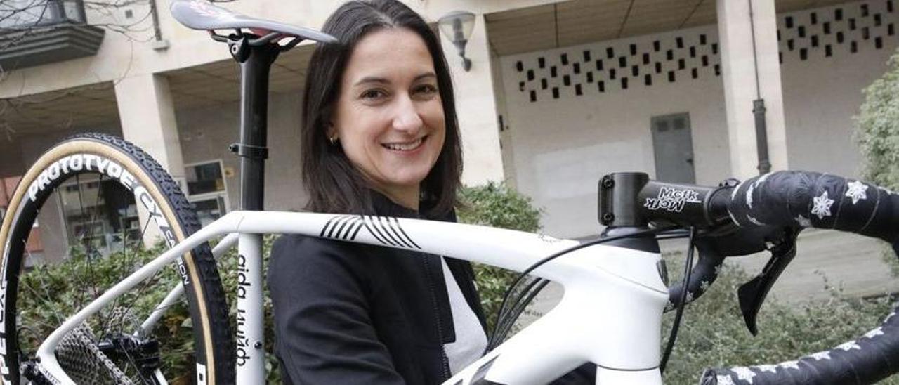 Aida Nuño, con una de sus bicicletas