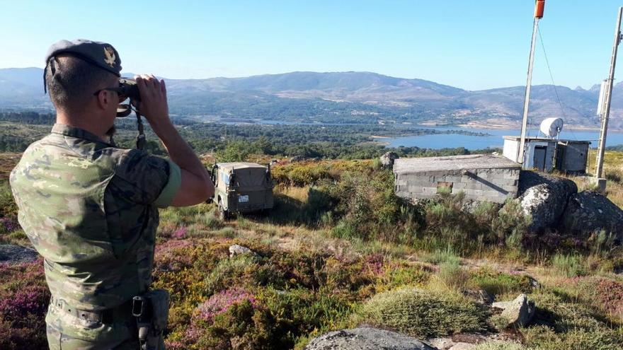 Un soldado de la Brilat realizando labores de vigilancia este verano en el monte gallego.