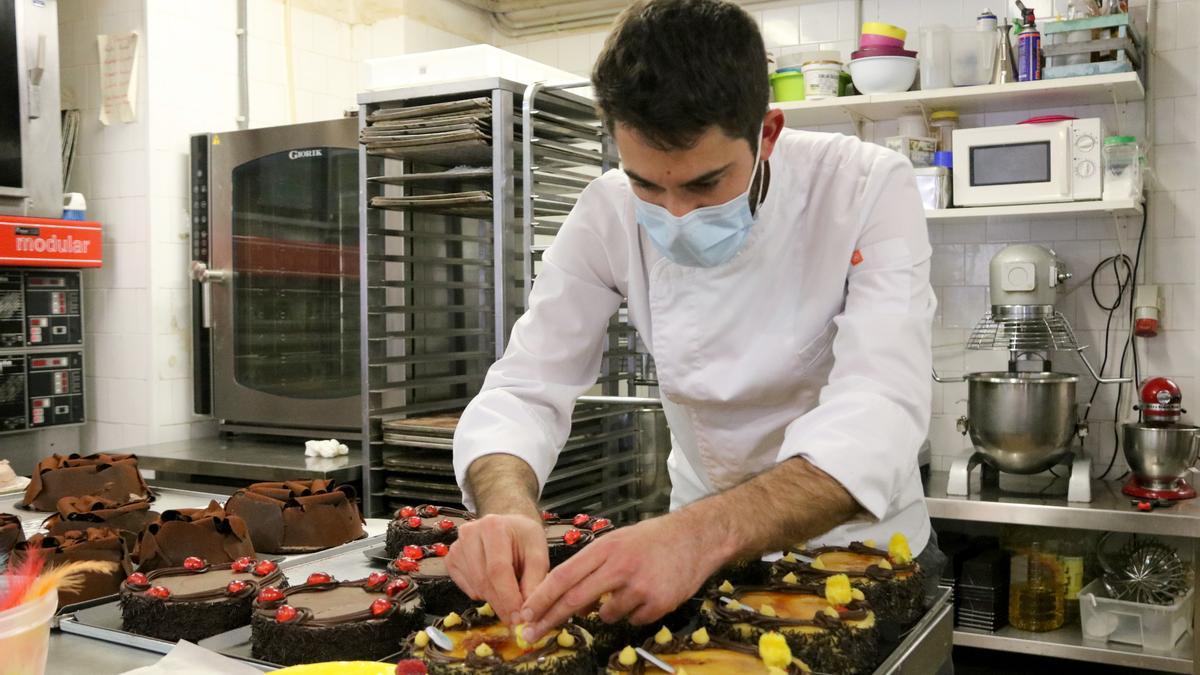 El pastisser Antoni Pons decora mones de Pasqua sense gluten ni lactosa