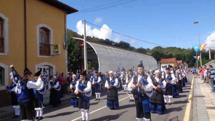 El pasacalles de la Banda de Gaitas &quot;Ciudad de Oviedo&quot;.