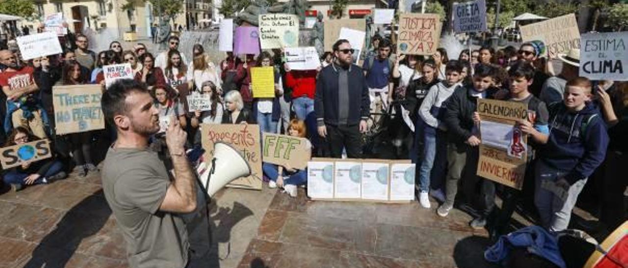 Asistentes al primer «Viernes por el futuro» de València, ayer en la plaza de la Virgen.