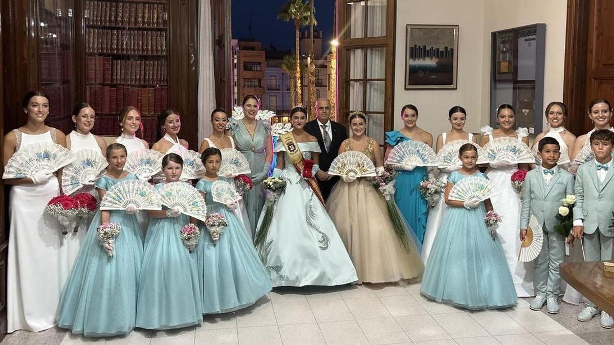 Las representantes festivas del 2026, con las autoridades municipales, tras la tradicional entrega de los palmitos de la ciudad.