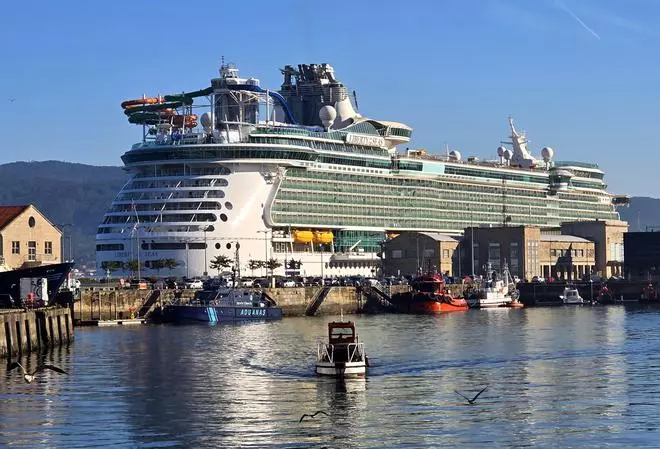 Más de 4.000 pasajeros visitan la ciudad de Vigo a bordo del crucero «Liberty of the Seas»