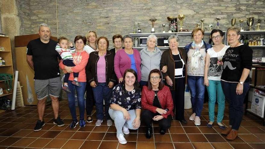 Entrega de diplomas en Vilanova. La diputada provincial Noemí Outeda entregó ayer los diplomas a las socias del colectivo Mulleres en Igualdade de Vilanova (Lalín), que participaron en el curso Conservando a memoria, iniciativa incluida en el programa Depo en Marcha, de la Diputación de Pontevedra. En la entrega estuvieron presentes una docena de alumnas.  Bernabé/Javier Lalín