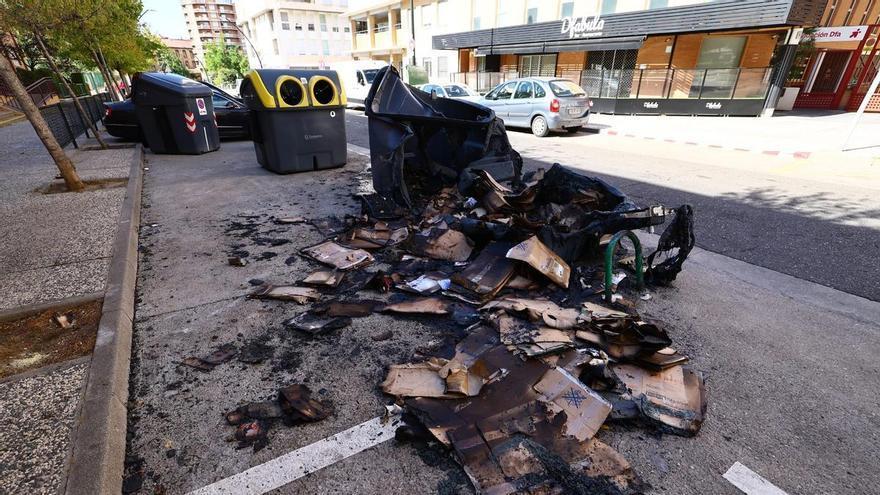 Arden dos contenedores en el centro de Zaragoza