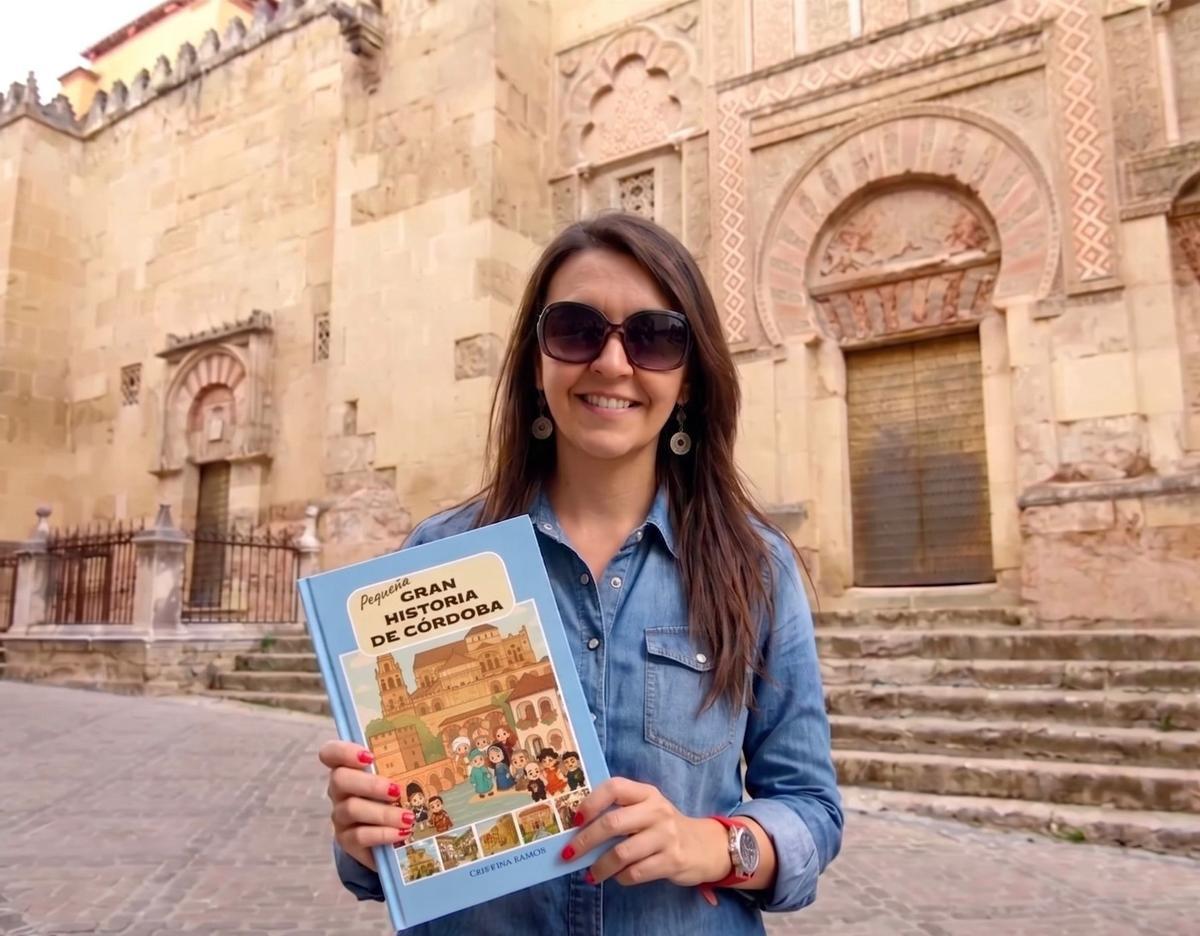 Cristina Ramos, con su libro ‘Pequeña Gran Historia de Córdoba’.
