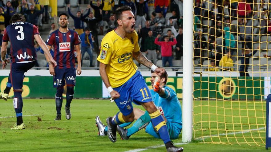 El extremo de Las Torres Momo bate a Irureta, en el duelo de Copa, en el Estadio de Gran Canaria.