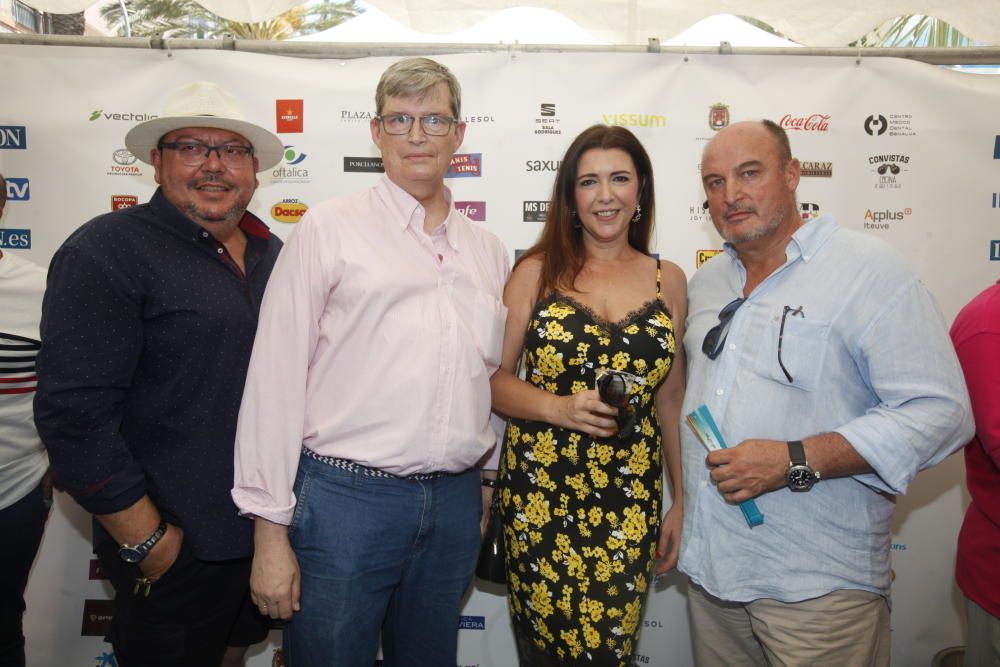 José Hidalgo, delegado de Royal Cup-Real Liga Naval Española, con el delegado y el subdelegado en Alicante de la Real Liga Naval Española, Pascual Rosser y Francisco Rosser, y la periodista Anabel Rosas.