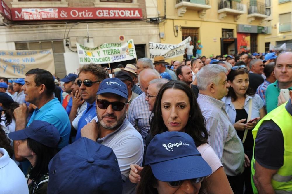 Gran protesta de los agricultores frente a la CHS