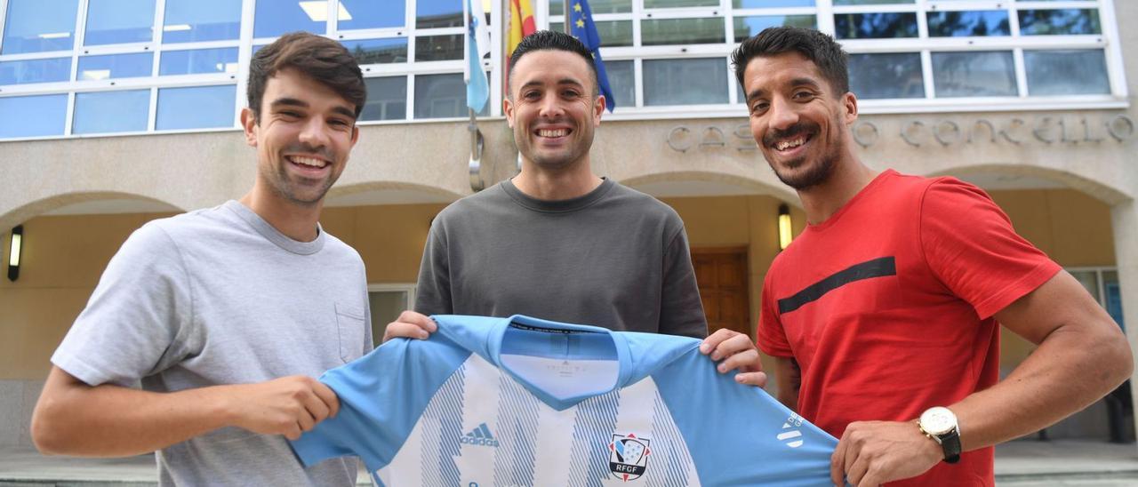 Martín Pereira (Paiosaco), Adri Otero y Antonio González (Atlético Arteixo), ante el ayuntamiento arteixán. |  // CARLOS PARDELLAS