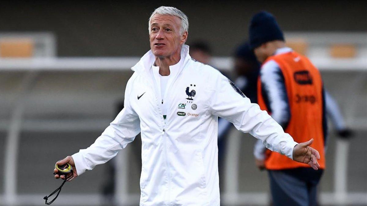 Deschamps dirigiendo un entrenamiento de la selección francesa