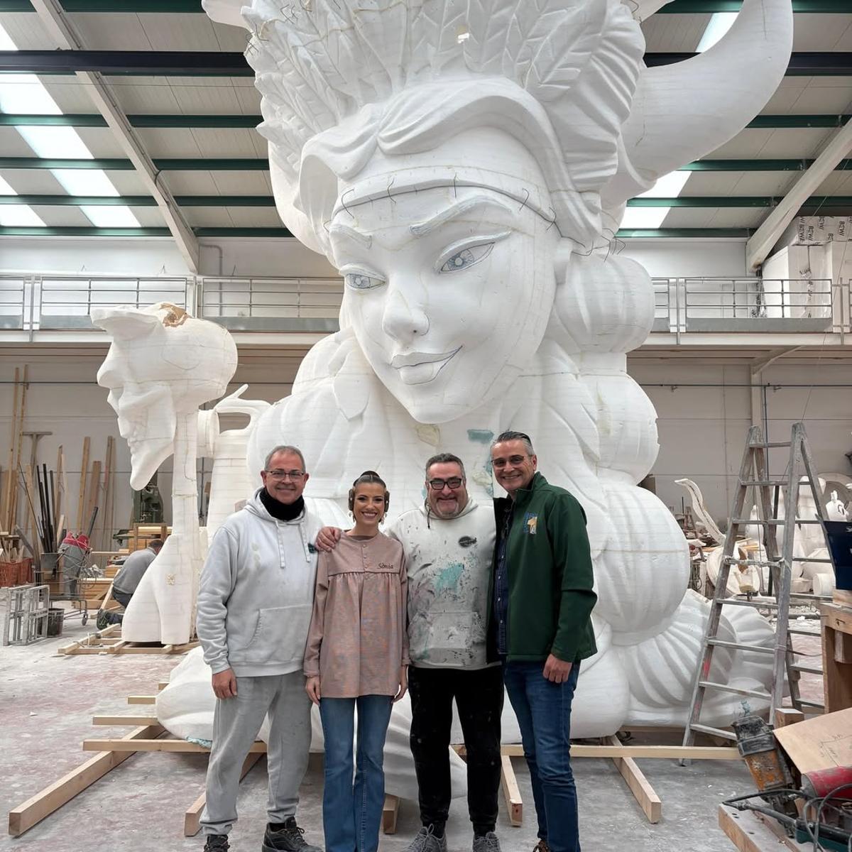 Artistas, fallera mayor y presidente, con el remate de la falla de 2026 al fondo