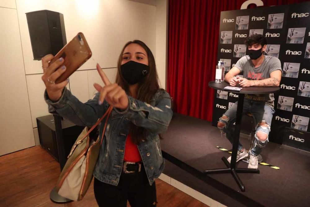 Cepeda firma su último disco 'Con los pies en el suelo' en FNAC