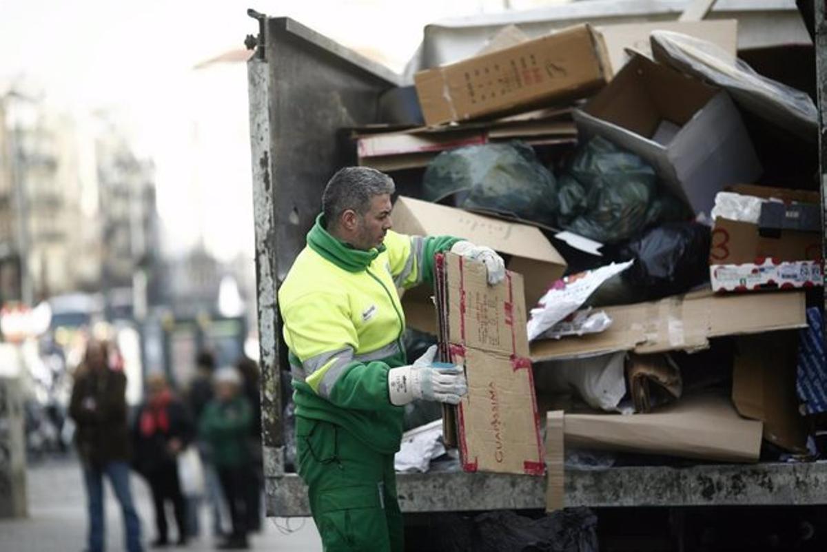 Un trabajador de la limpieza recoge basura en Madrid.