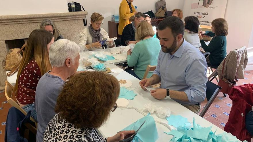 Salaya participa en la confección de flores de papel para la Montaña de Cáceres