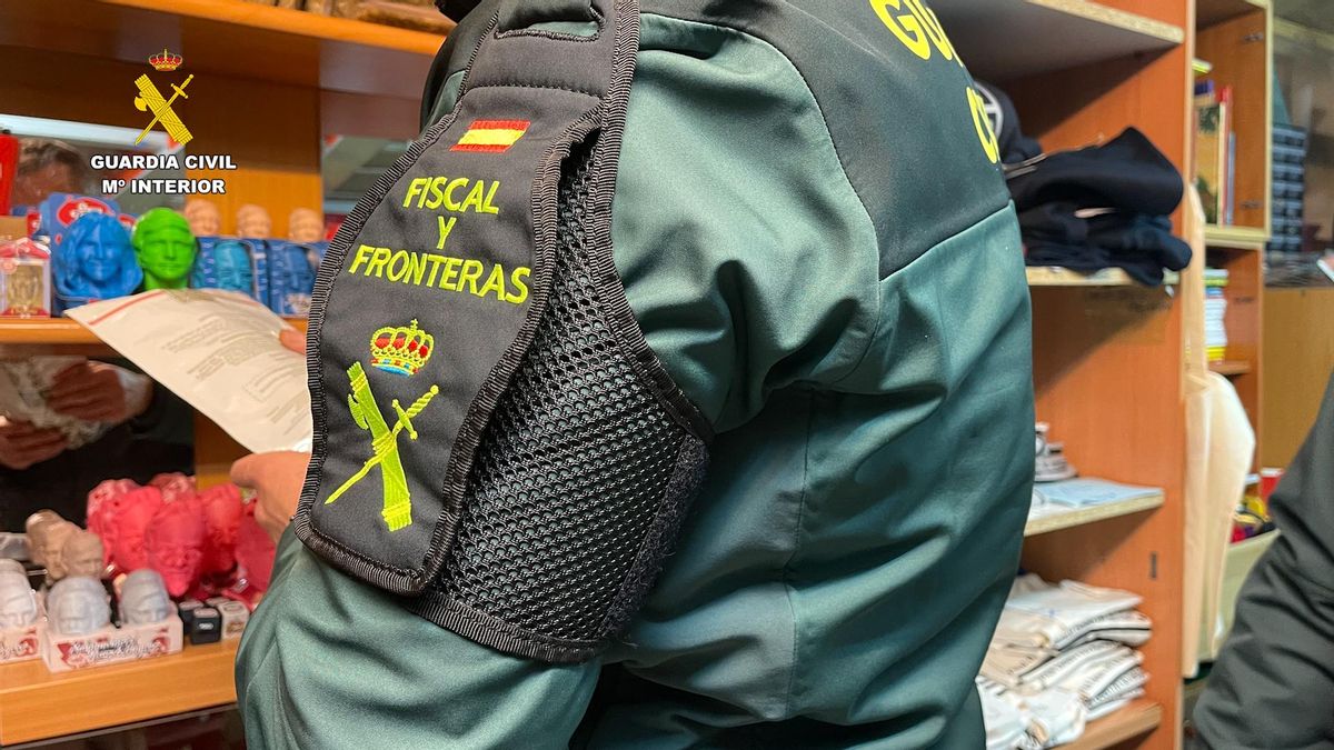 Guardia Civil trabajando durante la inspección del local.
