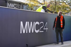 Aspecto de los preparativos para el MWC 2024 de Barcelona.