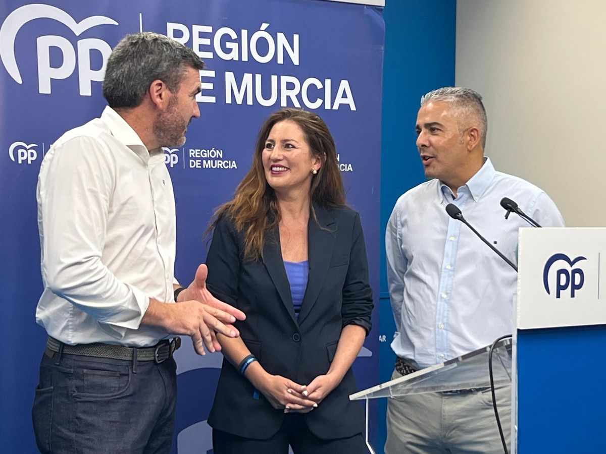Maravillas Abadía, entre el senador Antonio Luengo (i) y el diputado regional Jesús Cano.