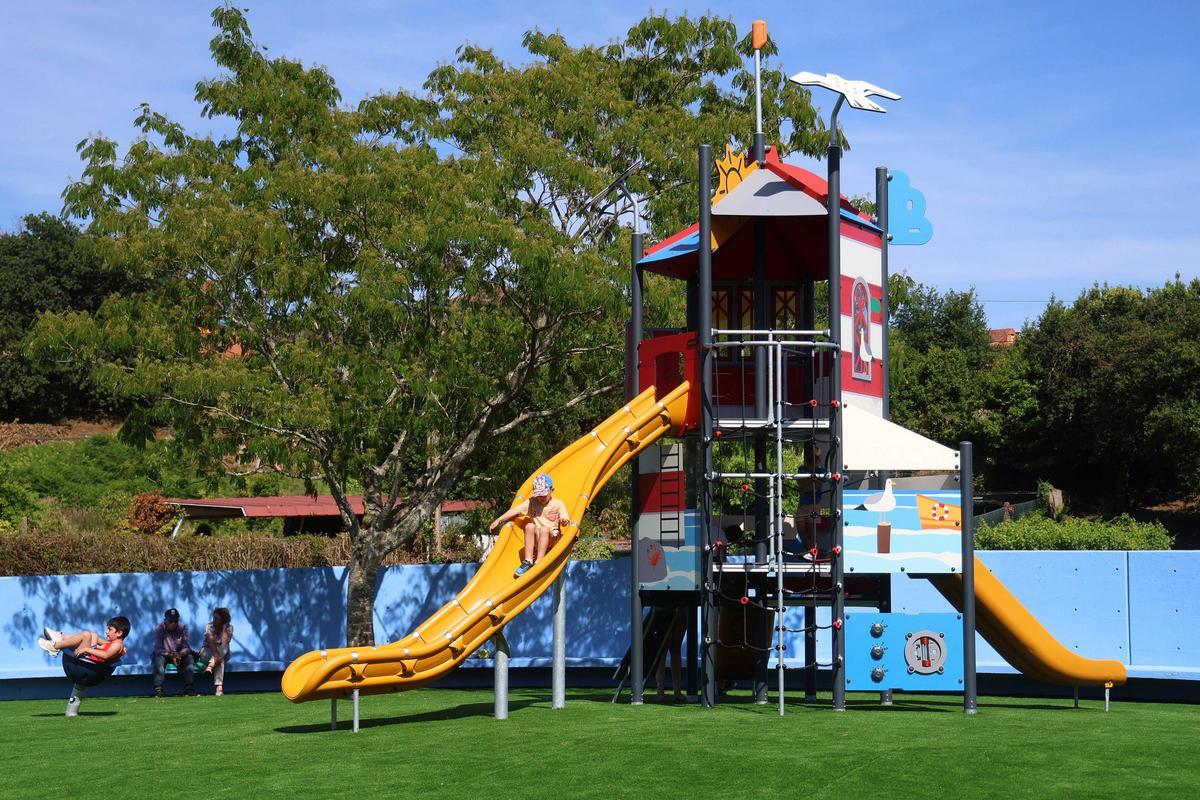 Niños disfrutan en el renovado parque de Costa Giráldez en Lourido.
