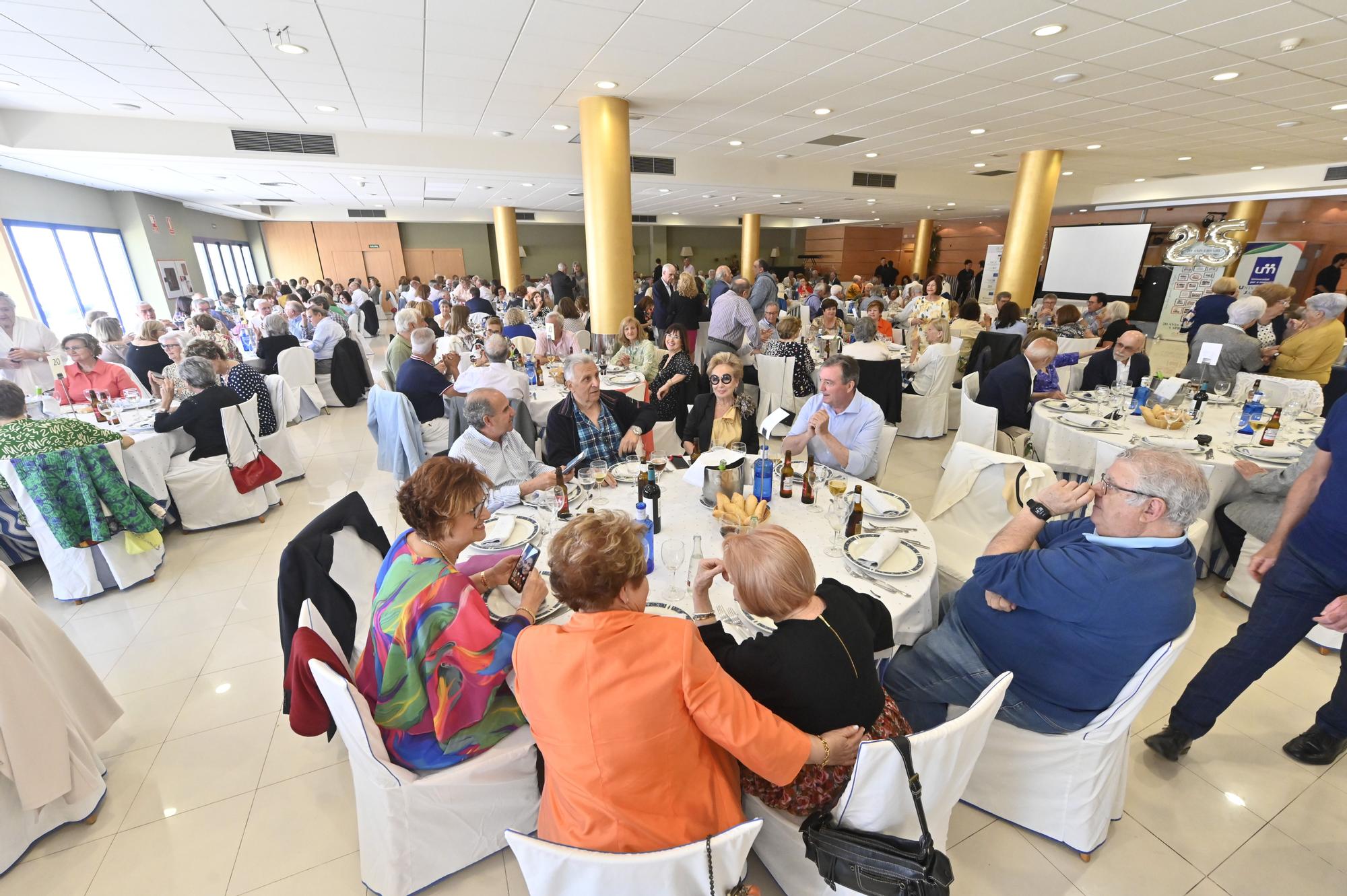 Los mayores universitarios de Castellón celebran una comida de hermandad