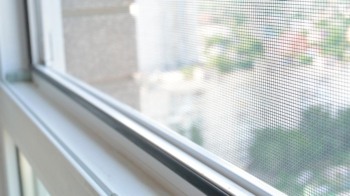 La mosquitera de quita y pon de Lidl que puedes colocar en la ventana este evrano