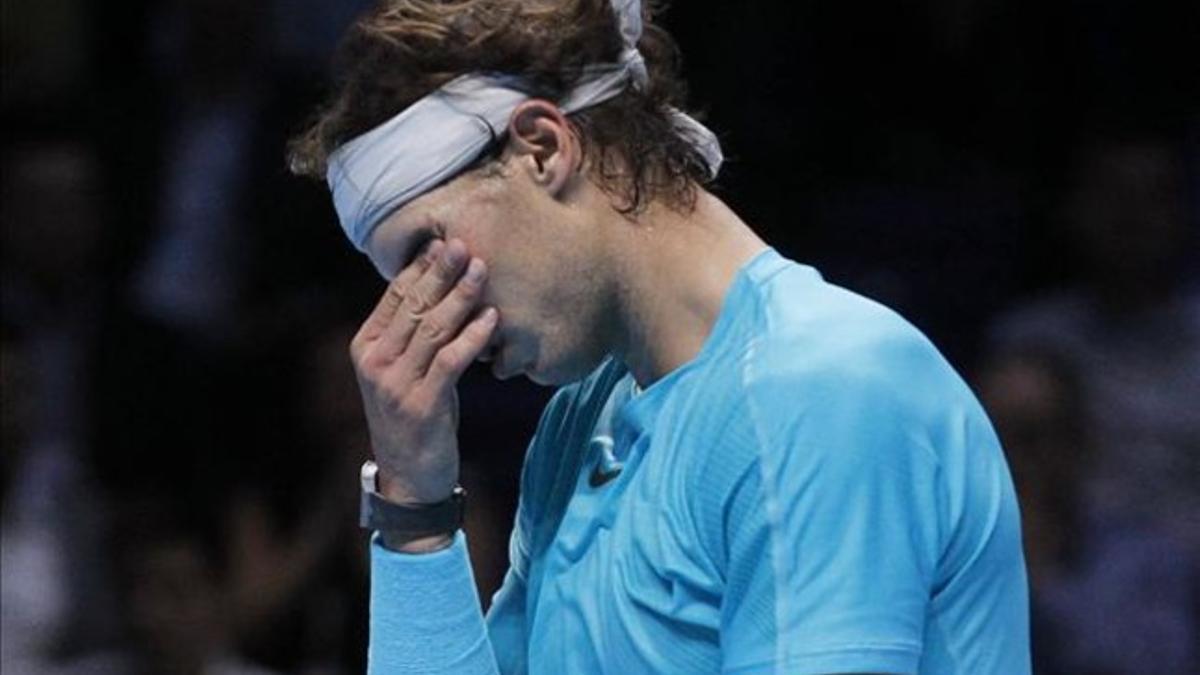 Nadal lamenta la derrota en Londres.