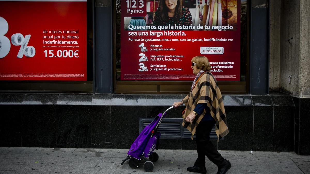 Publicidad de ofertas financieras en un banco en Alicante en una imagen de archivo.