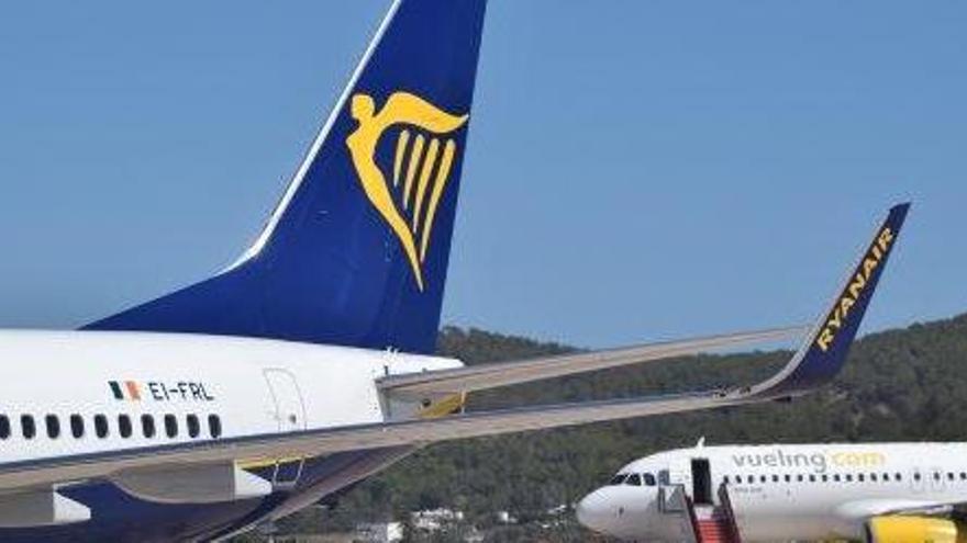 Dos aviones en la plataforma del aeropuerto de Ibiza el verano pasado.