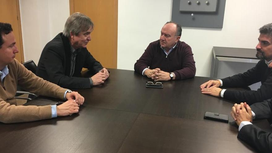 Reunión en Fuente del Jarro.