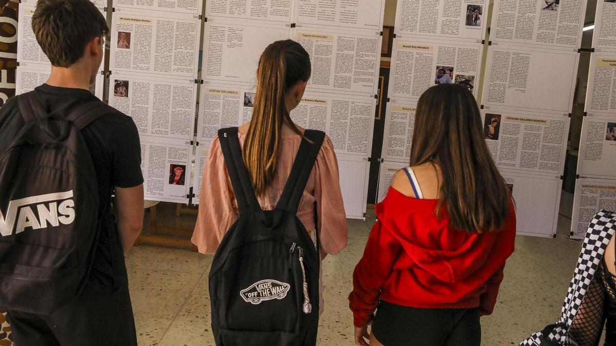Estudiantes de un instituto de Elche viendo una exposición