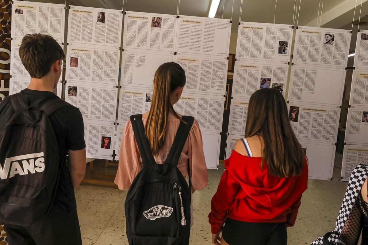 Estudiantes de un instituto de Elche viendo una exposición