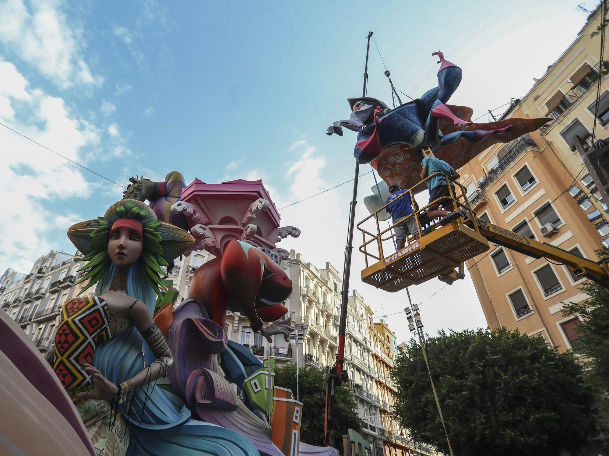 Fallas 2021. Así "vuela" el remate de la falla Sueca-Literato Azorín