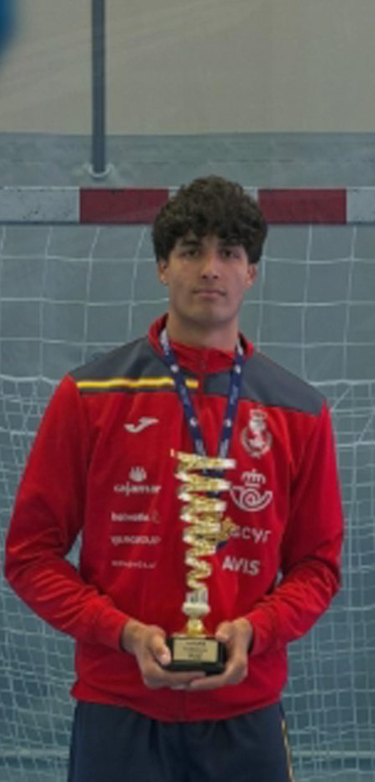 Quique Domínguez y la plantilla del Cangas, durante un tiempo muerto, este domingo, ante el Villa de Aranda. | RFEBM
