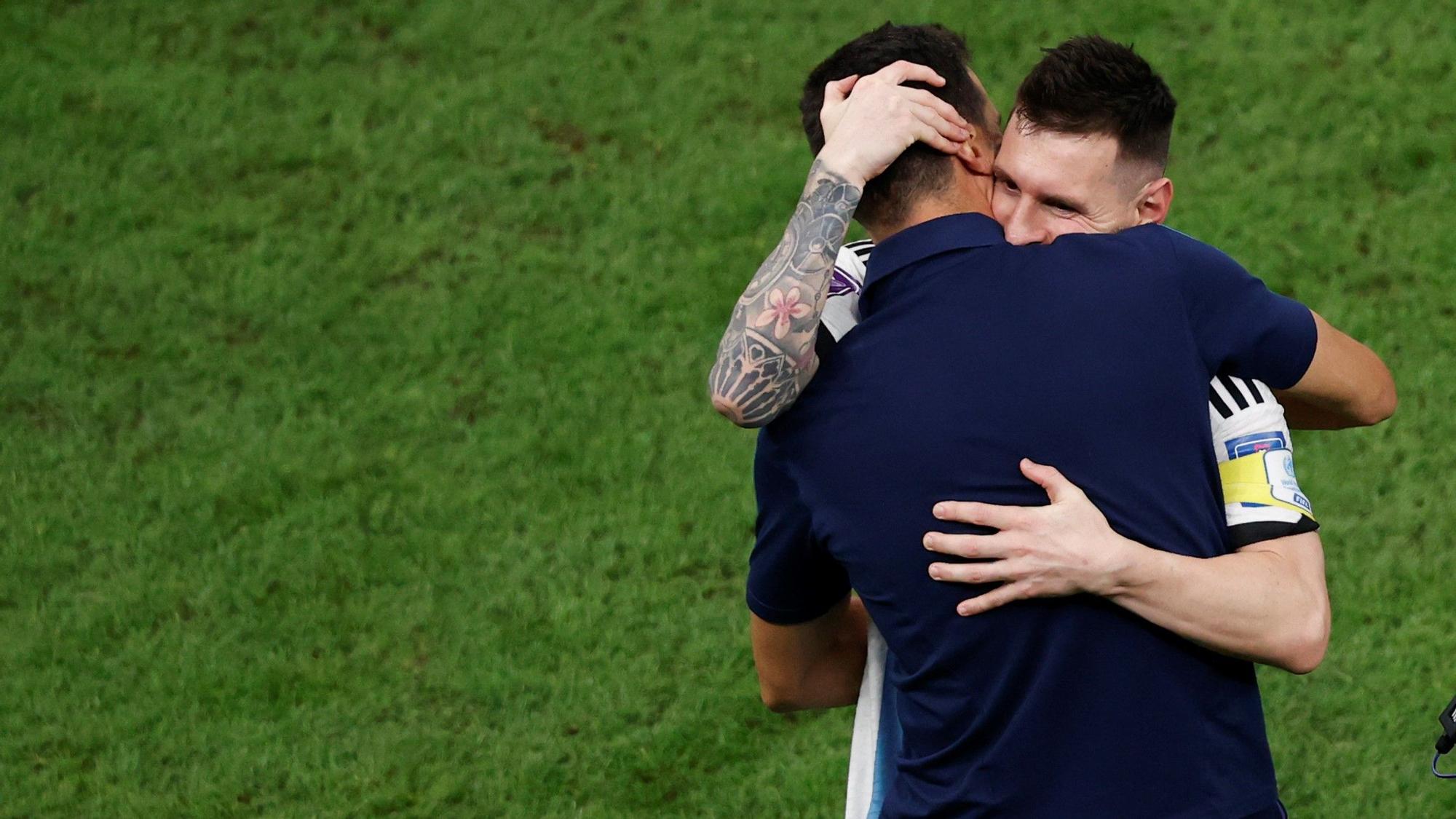 Scaloni y Messi se abrazan tras llevar a Argentina a la final del Mundial.