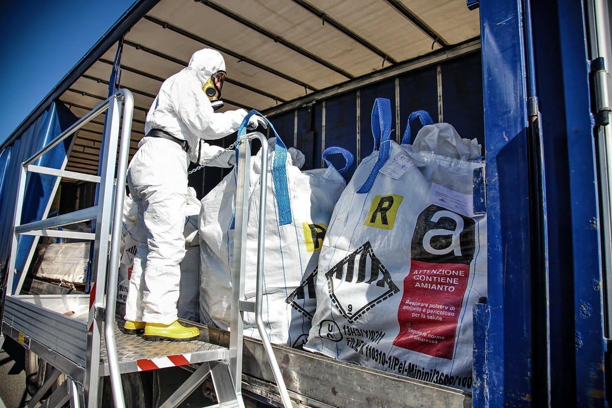 Operarios retirando restos de amianto con los trajes de protección.