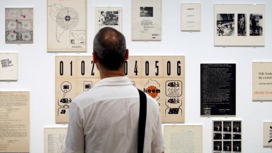 Más de doscientas revistas, libros, octavillas, carteles y otros formatos impresos de 150 artistas, datados desde 1933 hasta la actualidad, se exiben desde hoy en el MACBA en una exposición dedicada al arte activista y político.