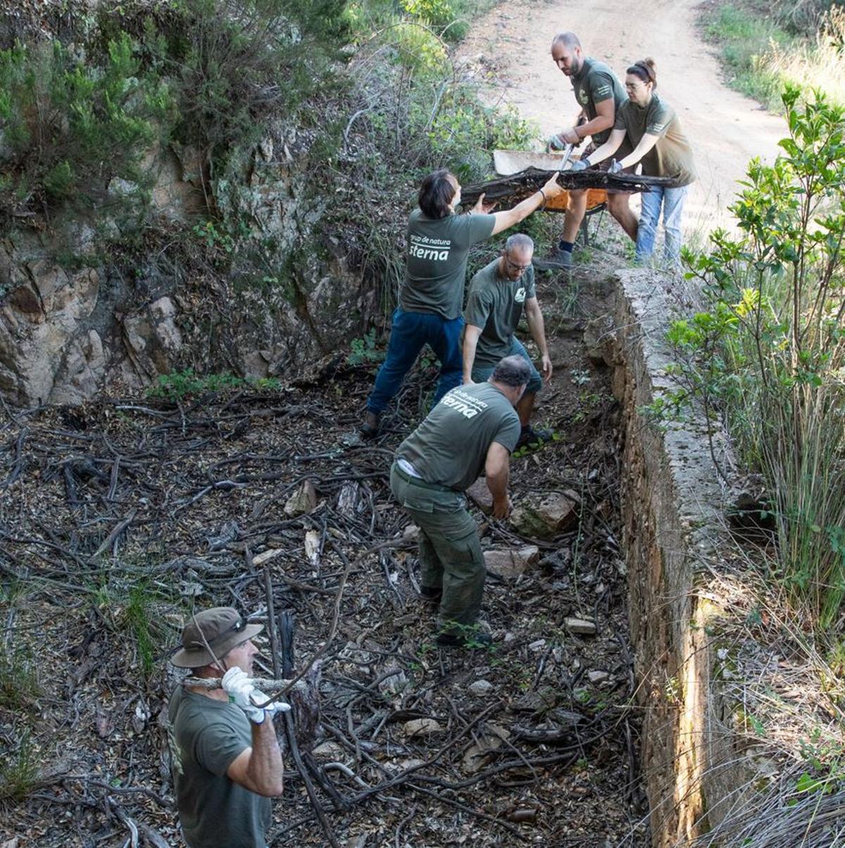 Treballs de recuperació de la bassa de l’ermita de Sant Baldiri, al Massís de l’Ardenya-Cadiretes