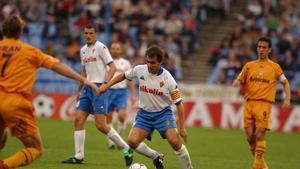 Santiago Aragón en un duelo contra el Real Oviedo en La Romareda.