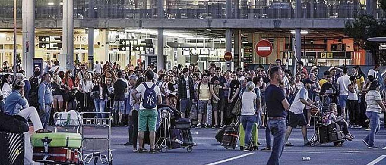 La protesta de los taxistas en 2017 dejÃ³ a muchos pasajeros bloqueados en Son Sant Joan.