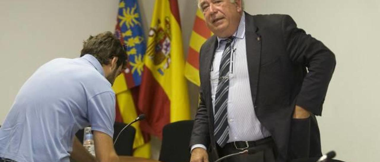 El exsecretario, en el salón de plenos de Canet.