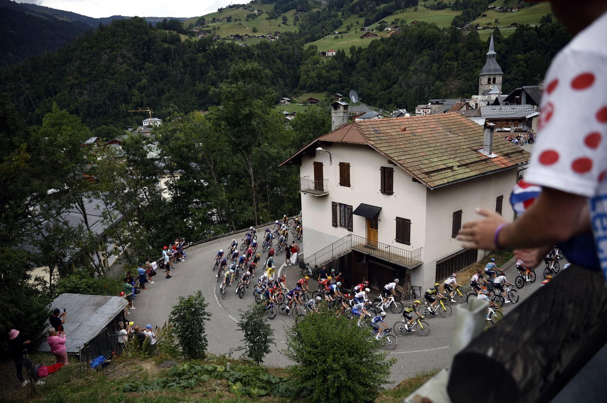 Beaufort (France), 25/07/2025.- The peloton rides through Beaufort during 19th stage of the Tour de France cycling race over 93.1 km from Albertville to La Plagne, France, 25 July 2025. (Ciclismo, Francia) EFE/EPA/MARTIN DIVISEK