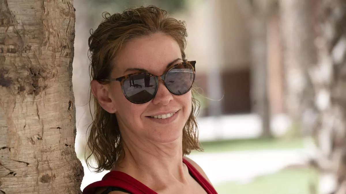 Mercedes López Romero (45 años), casi ciega por ver un eclipse, pide no mirarlo hoy ni con gafas: "Me da miedo como la gente va con niños y todo"
