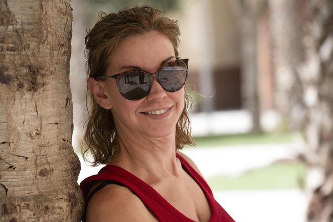Mercedes López Romero (45 años), casi ciega por ver un eclipse, pide no mirarlo hoy ni con gafas: "Me da miedo cómo la gente va con niños y todo"