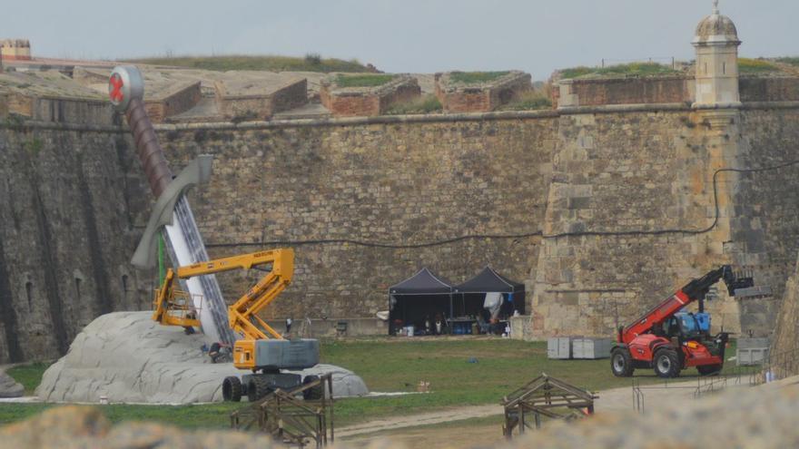 El castell de Figueres llueix una espasa gegant que es podrà veure a tot el món