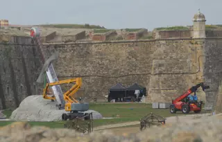 El castell de Figueres llueix una espasa gegant que es podrà veure a tot el món